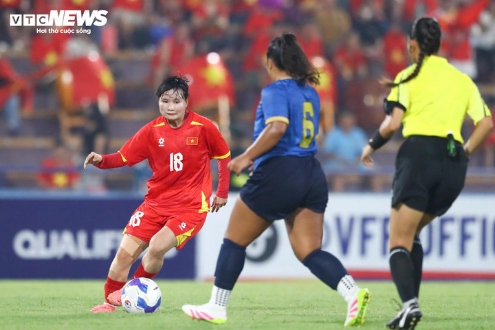 Đội tuyển nữ Việt Nam chỉ thi đấu nửa sân. (Ảnh: Kim Chi)