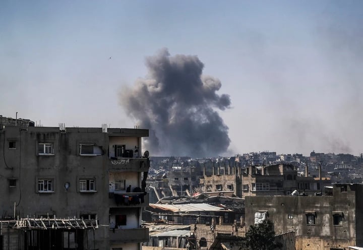 Khói bốc lên sau cuộc không kích của Israel tại Gaza. (Ảnh: THX)