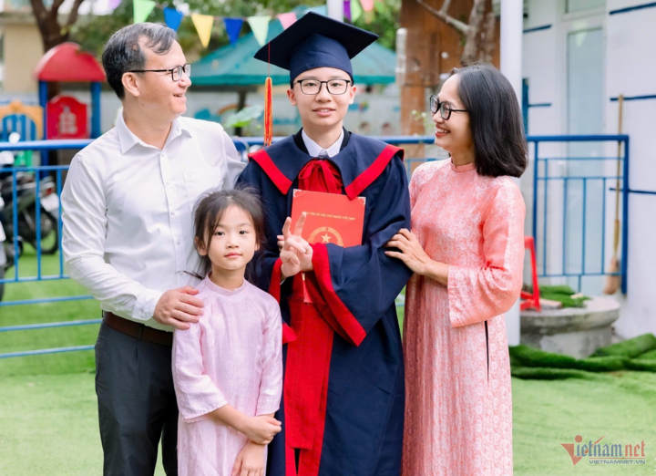 Nguyen Duc Khai and his family. (Photo: NVCC)