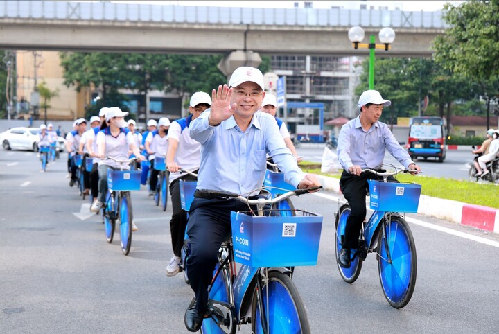 PTIT teachers and students cycled to celebrate the launch of the P-Coin Green Credit System. (Photo: PTIT)