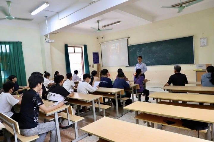 Chuyên gia tư vấn du học Đức trao đổi trực tiếp với phụ huynh và học sinh về cơ hội nghề nghiệp tại CHLB Đức.