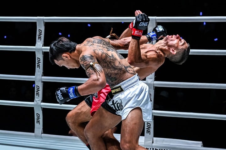 Gingsanglek Tor.Laksong hạ đo ván Alexey Balyko