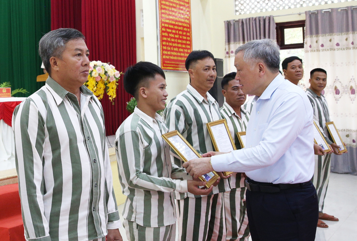 Phó Thủ tướng Thường trực Nguyễn Hòa Bình trao giấy chứng nhận đặc xá cho các phạm nhận tại Trại giam A2 (Bộ Công an) ở tỉnh Khánh Hòa vào ngày 1/5. (Ảnh: VGP)