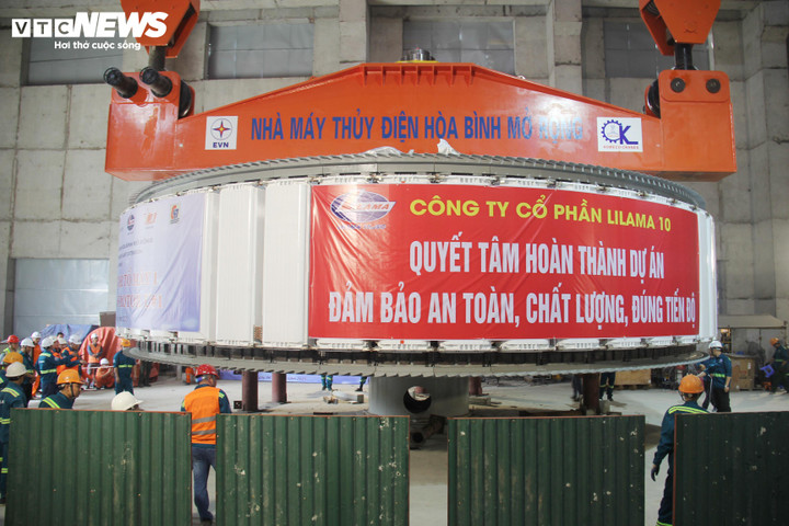 Hạ đặt thành công rotor 585 tấn tại dự án Thuỷ điện Hoà Bình mở rộng - 1