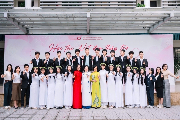 Tập thể lớp 9HM của Trường THCS Hoàng Mai (Hà Nội) cùng Hiệu trưởng Chu Thị Xuân Hường (áo dài trắng, chính giữa) và giáo viên chủ nhiệm Phạm Thị Hường (áo đỏ).