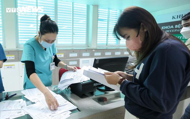 Nhân viên y tế hướng dẫn người bệnh mua thuốc theo đơn tại một bệnh viện ở Hà Nội. (Ảnh: Như Loan)