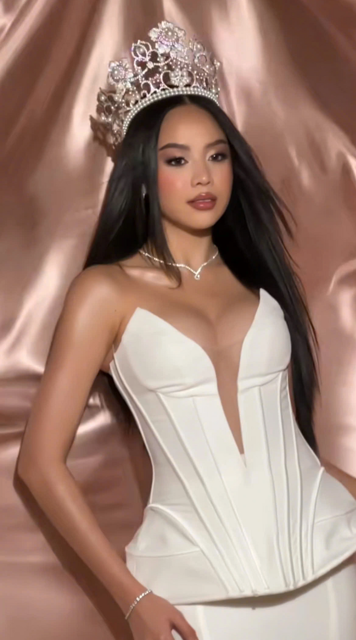 Hoa hậu Thanh Thuỷ khác lạ với làn da nâu và phong cách trang điểm kỹ lưỡng.