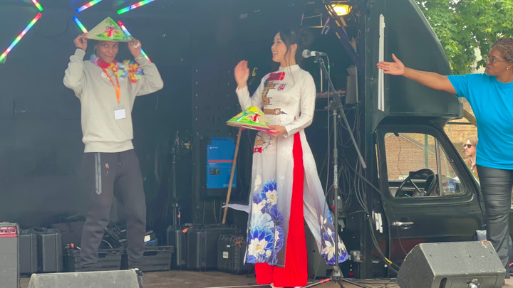 Người dân bản xứ trải nghiệm văn hoá và đội nón lá Việt Nam tại. (Ảnh: Hà Hoàng)