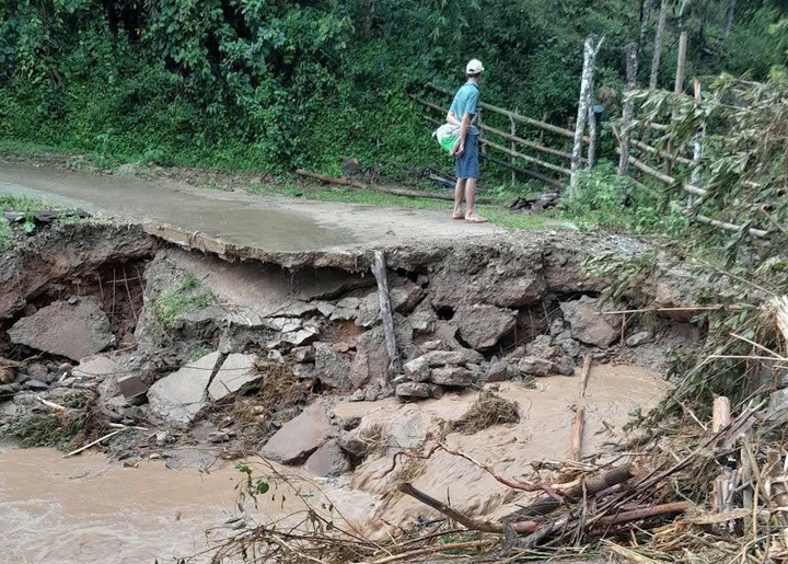 Mưa lớn khiến một số tuyến giao thông trên địa bàn xã Na Loi bị sạt lở. (Ảnh: CTV)