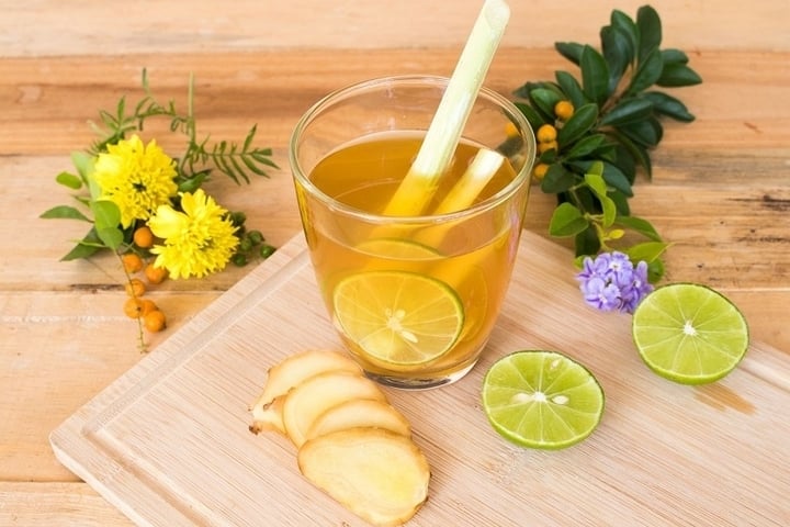 Chanh kết hợp mật ong là thức uống quen thuộc, nhiều người ưa chuộng. (Ảnh minh hoạ)