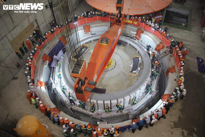 Rotor đã được hạ đặt vào tổ máy.