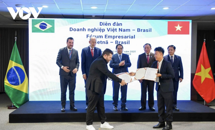 Thủ tướng Phạm Minh Chính chứng kiến lễ trao thỏa thuận hợp tác giữa các bộ, ngành địa phương của 2 nước.