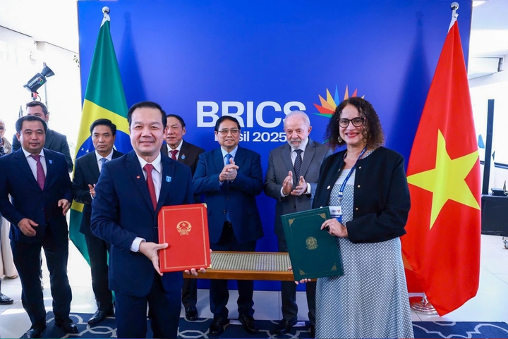 Thủ tướng Phạm Minh Chính và Tổng thống Brazil chứng kiến lễ trao Bản ghi nhớ hợp tác khoa học - công nghệ, đổi mới sáng tạo và chuyển đổi số.