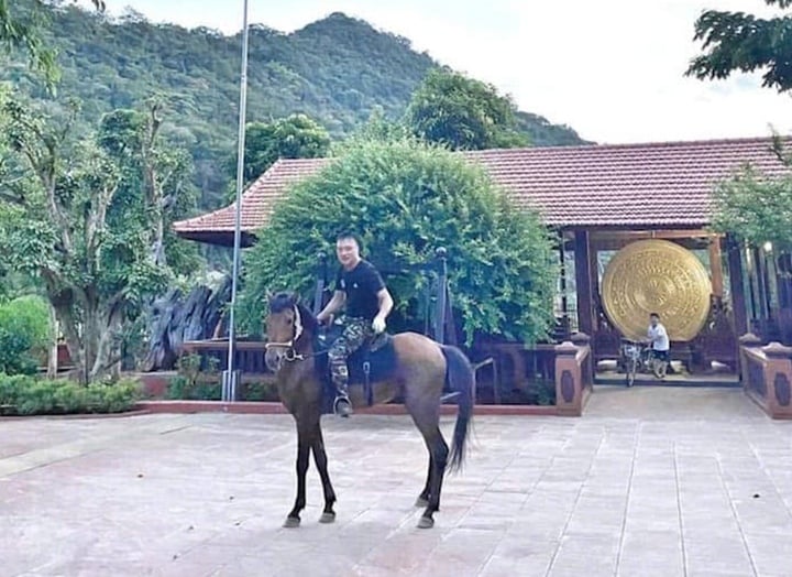 Vi "ngộ" khét tiếng là ông trùm trong thế giới ngầm xứ Thanh, có tài kinh doanh nhạy bén, sở hữu nhiều tài sản lớn và có những thú chơi độc. (Ảnh: CTV)