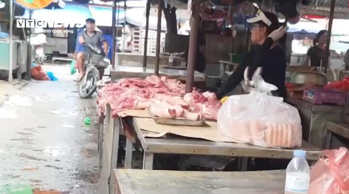 Những túi xúc xích không nhãn mác được bày bán công khai ở chợ đầu mối phía Nam (Hà Nội) mà không hề có biện pháp bảo quản an toàn nào.
