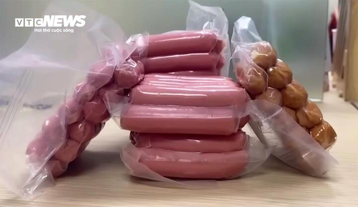 Không chỉ Hà Nội mà rất nhiều địa phương khác vẫn tồn tại loại xúc xích "trần" được bày bán công khai.