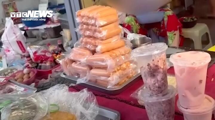 Xúc xích làm từ thịt được đóng gói và bày bán hàng giờ dưới thời tiết nóng bức.