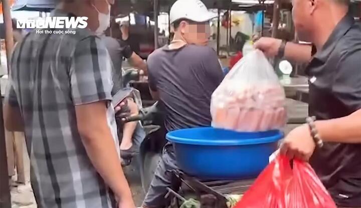 Những túi xúc xích không nhãn mác bắt đầu hành trình phân phối đi các nơi rồi len lỏi vào từng quán xá, căng tin, thậm chí cả bữa ăn gia đình.