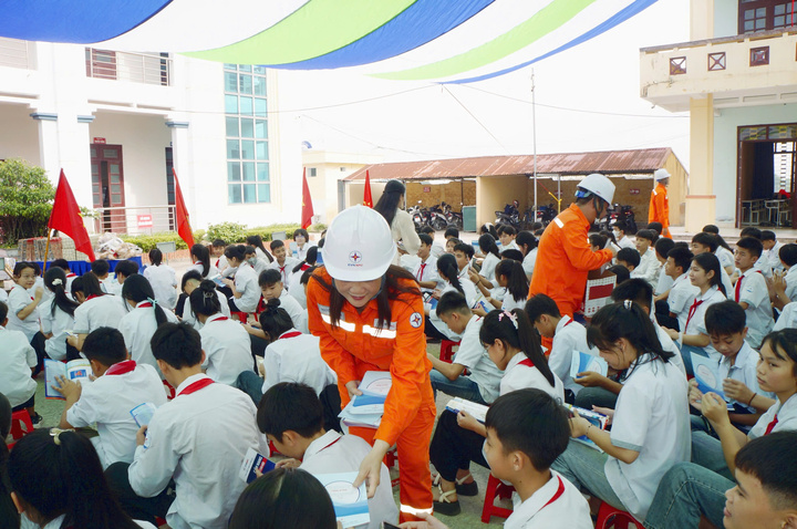 Đẩy mạnh tuyên truyền sử dụng điện an toàn, tiết kiệm, hiệu quả tại các trường học.