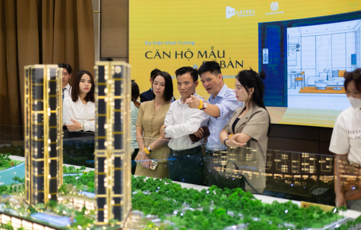 Khách mời tham quan sa bàn dự án Masteri Rivera Danang.