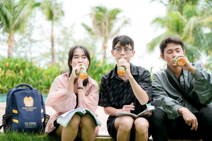 Chỉ cần đến cửa hàng tạp hóa, cửa hàng tiện lợi, siêu thị là có thể mua Trà Xanh Không Độ có nhãn khuyến mãi để tham gia dự thưởng.