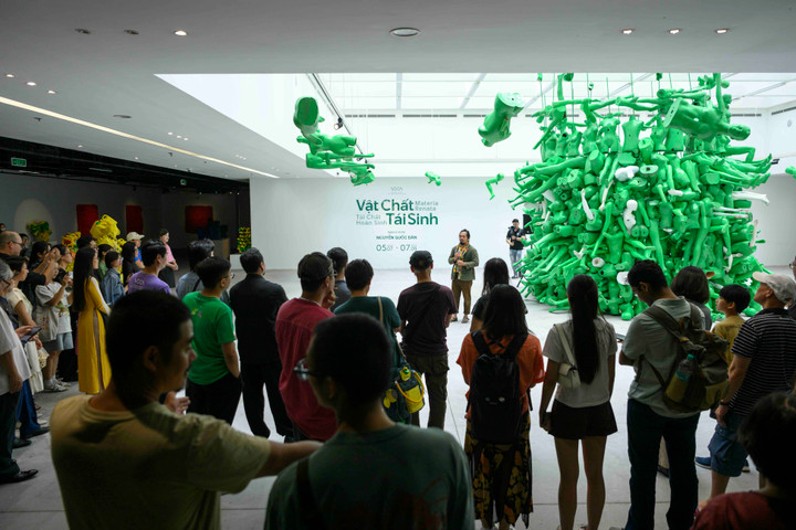 Nghệ sĩ Nguyễn Quốc Dân phát biểu tại khai mạc triển lãm.