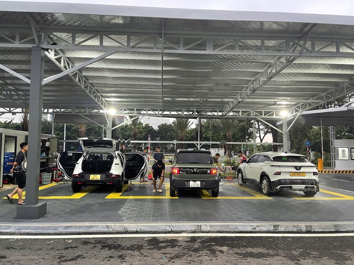 Chủ xe VinFast đến sạc tại đây có thể tranh thủ rửa xe và sử dụng nhiều dịch vụ khác.