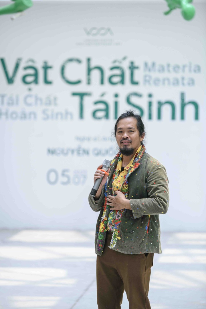 Nghệ sĩ Nguyễn Quốc Dân phát biểu tại khai mạc triển lãm “Tái chất hoàn sinh – Vật chất tái sinh – Materia Retana”.