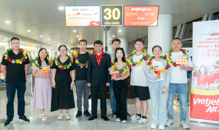 Lãnh đạo Vietjet chào mừng hành khách trên đường bay mới Hà Nội - Tây An.