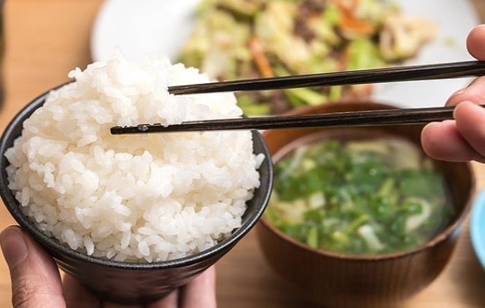 Bữa sáng với cơm nóng, rau và thức ăn mới nấu giúp bổ sung năng lượng. (Ảnh minh hoạ)