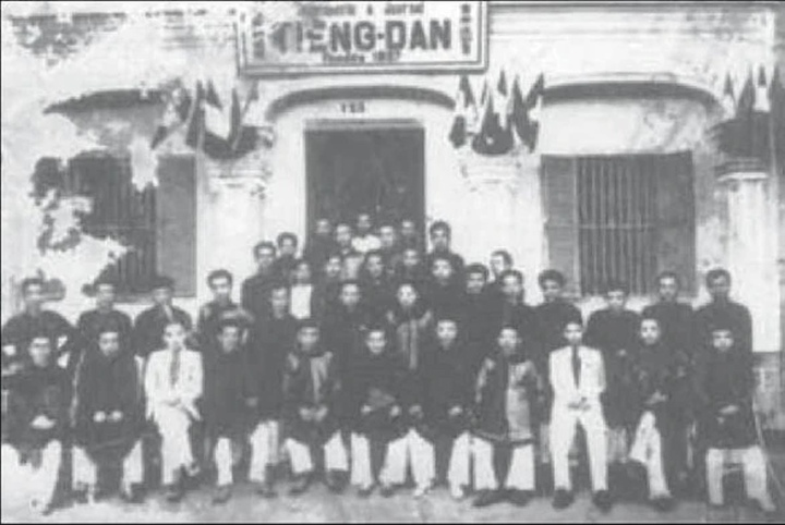 Những thành viên chủ chốt của tờ báo Tiếng Dân chụp ảnh trước trụ sở toà soạn ở số 123 đường Đông Ba (nay là số 193 đường Huỳnh Thúc Kháng, TP Huế). (Ảnh tư liệu)