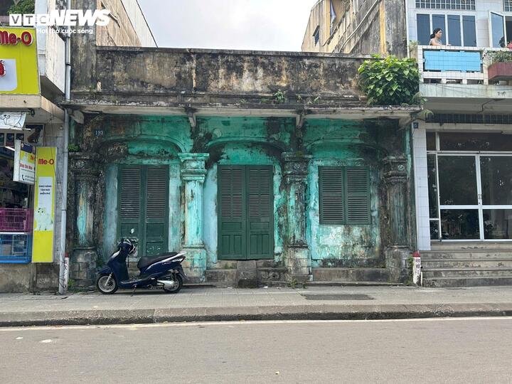 Sau khi được công nhận là di tích cấp tỉnh, trụ sở báo Tiếng Dân hiện cửa đóng then cài. (Ảnh: Nguyễn Vương)