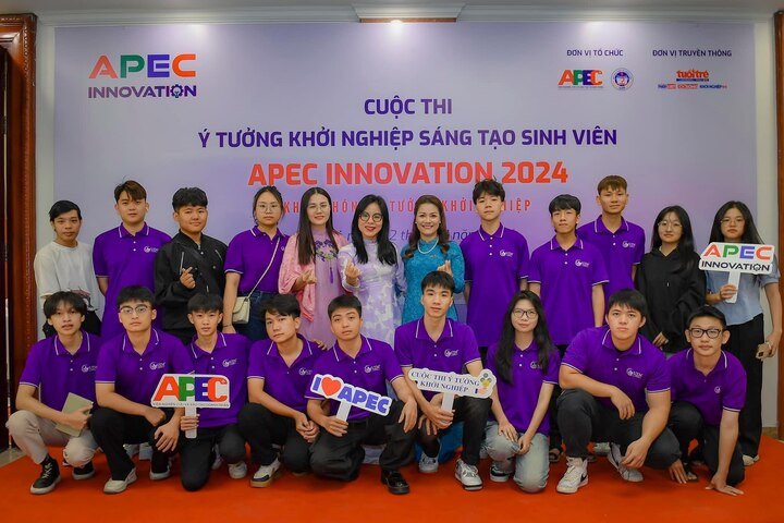 Bà Nguyễn Thị Minh Thu (áo dài xanh) chụp ảnh cùng các thí sinh cuộc thi APEC Innovation.