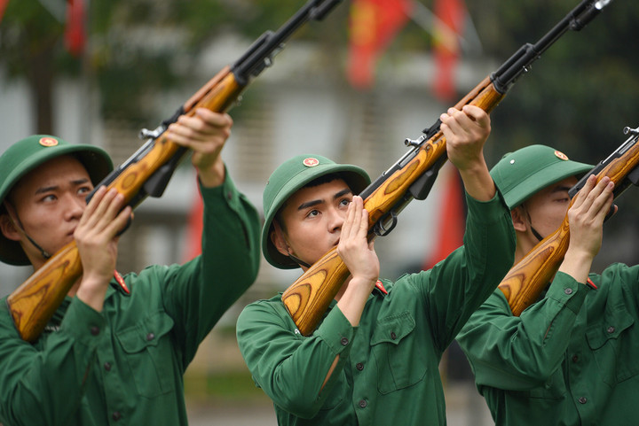Chiến sĩ Đoàn 275, Bộ tư lệnh Lăng Chủ tịch Hồ Chí Minh luyện tập ngắm súng.