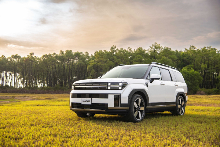 Hyundai Santa Fe đang có giá khởi điểm ngang bằng một số mẫu SUV hạng C. (Nguồn: Hyundai)