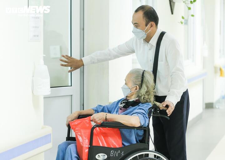 Nhóm bệnh nhân mạn tính thường là người già, đi lại khó khăn. (Ảnh minh hoạ: Như Loan)