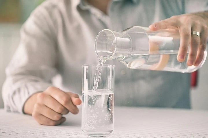Uống nhiều nước giúp tăng thải cồn qua đường tiểu, đồng thời làm loãng nồng độ cồn trong máu, giúp cơ thể tỉnh táo hơn. (Ảnh minh hoạ)
