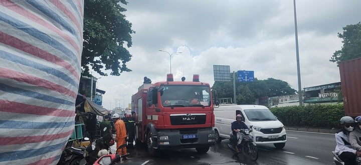 Lực lương chức năng điều nhiều xe chữa cháy cùng cán bộ chiến sĩ đến hiện trường khống chế ngọn lửa.