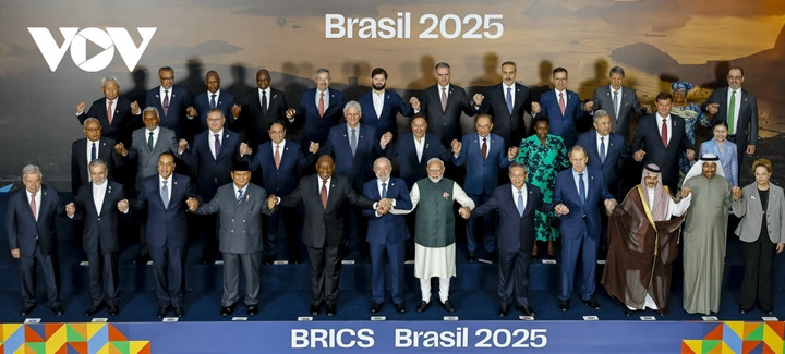 Thủ tướng Phạm Minh Chính chụp ảnh chung với các Trưởng đoàn tham dự hội nghị