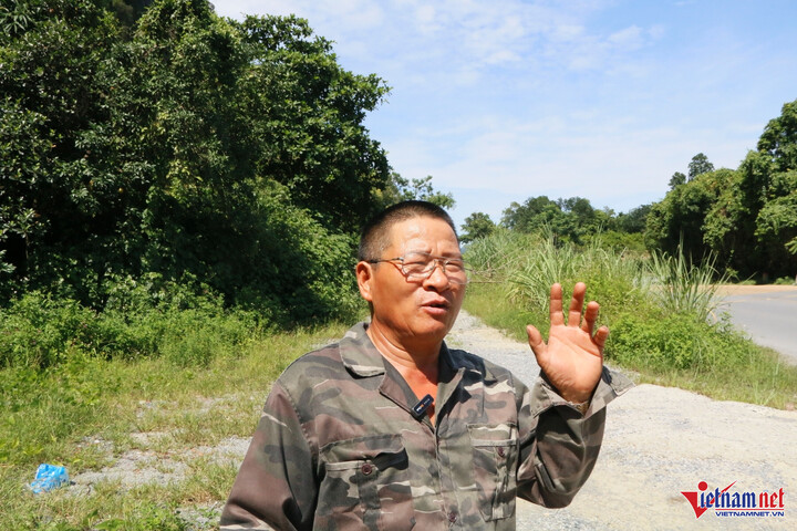 Ông Lê Văn Thành cho biết, khi đá sạt lở có những tiếng nổ lớn như bom, nhà cửa rung chuyển. (Ảnh: Trần Nghị)