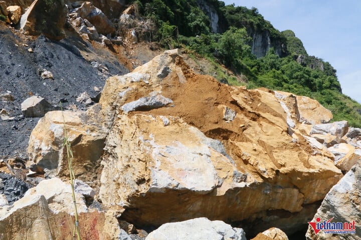 Những tảng đá sạt lở xuống nặng cả trăm tấn. (Ảnh: Trần Nghị)