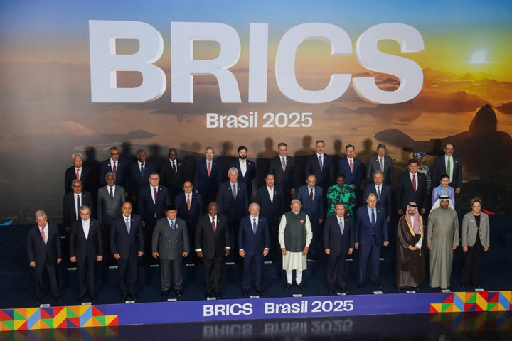 Các nhà lãnh đạo các nước BRICS chụp ảnh tập thể sau hội nghị. (Ảnh: Reuters)