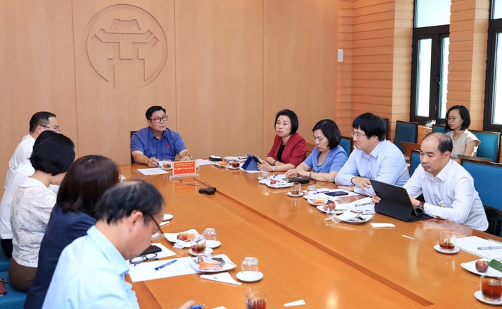 Các đại biểu thảo luận tại tổ. (Ảnh: Lê Hải)