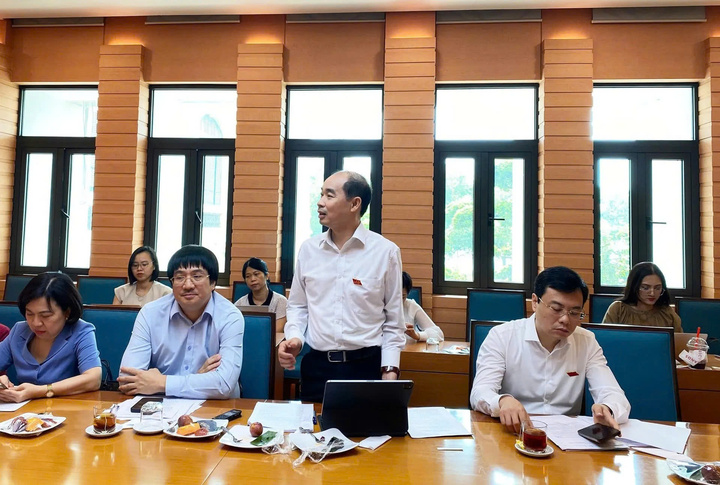 Ông Nguyễn Đình Hưng thảo luận tại tổ. (Ảnh: (Phạm Hùng)