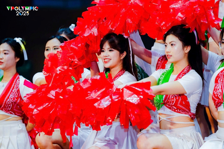 Gương mặt sáng, dáng vẻ tự tin, “vibe” ngập tràn nữ chính thanh xuân vườn trường.