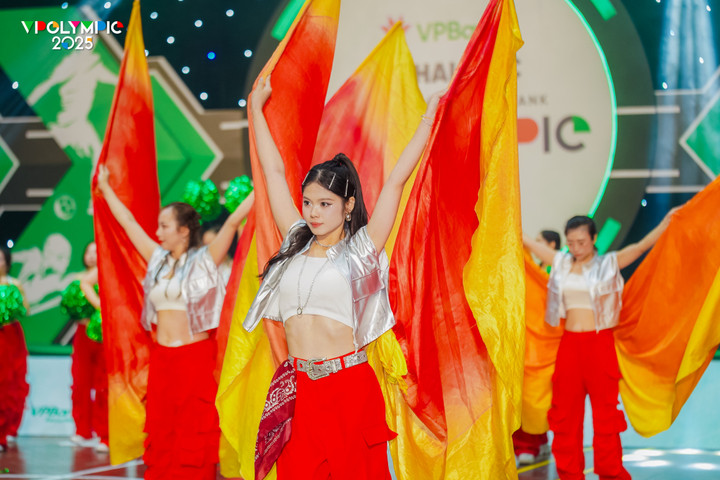 Khi “lên đồ”, các cô gái nhà bank xanh lá như bước ra từ phim điện ảnh.