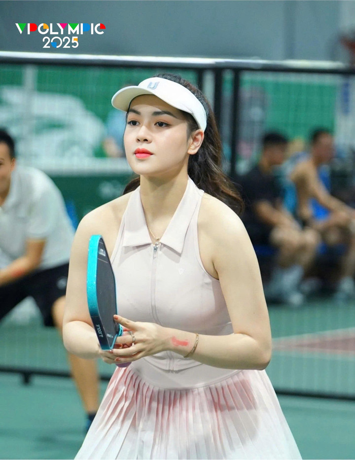 Bộ môn hội tụ 100% visual cực phẩm không hổ danh là bộ môn “hút visual”, các cô gái thi đấu Pickleball đều sở hữu vẻ ngoài rạng rỡ, ánh mắt tập trung, phong thái thi đấu đầy bản lĩnh.