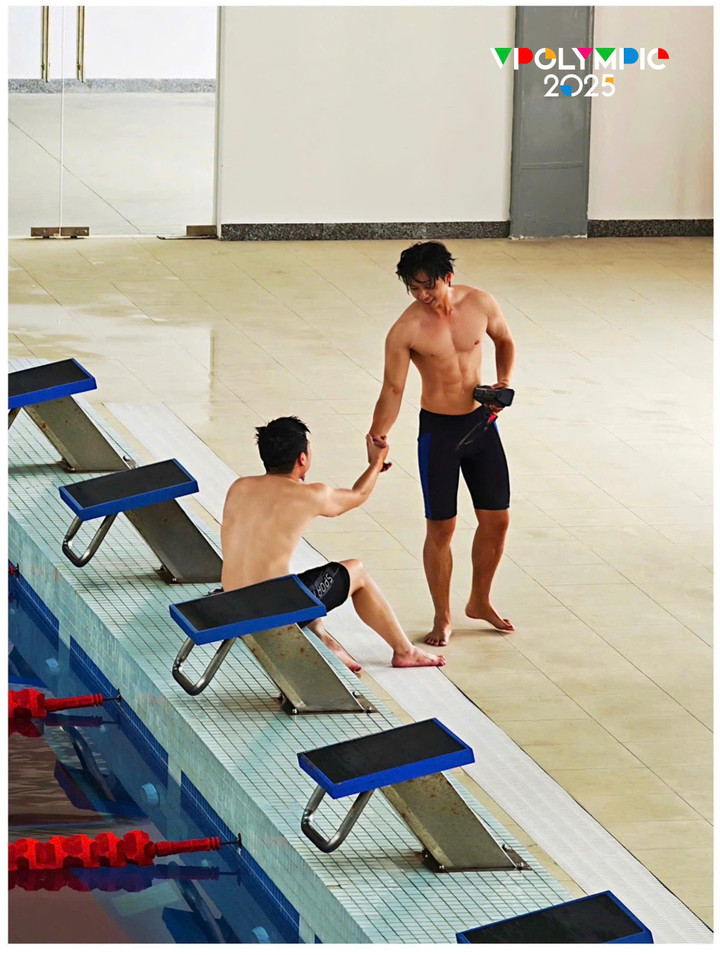 “Hot boy hồ bơi” anh chàng khiến dân mạng “xin info” ầm ầm nhờ combo: Gương mặt trẻ trung, body vạm vỡ. Một bức ảnh đủ khiến dân tình "xỉu ngang xỉu dọc".