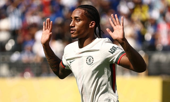 Joao Pedro ghi 2 bàn trong lần đầu tiên đá chính cho Chelsea.
