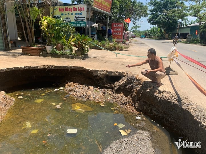 Khoảng 50 khối đất đã được đổ vào hố sụt vẫn không lấp đầy. (Ảnh: Anh Tâm)